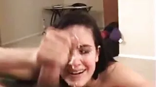 Một đám đông phim sex vietsub co trang các chàng trai trẻ, cán lên mạnh mẽ, điên cuồng trên một chiếc du thuyền
