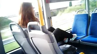 Con bò cái đang rất vui mừng sex hay có phụ đề với sự giúp đỡ của một máy sex