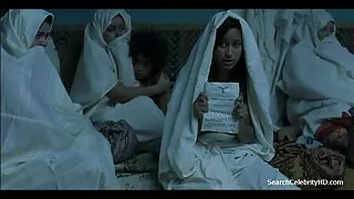 Tóc vàng, cho thấy một sự seo viêtsub vui mừng của một con mèo trong rừng