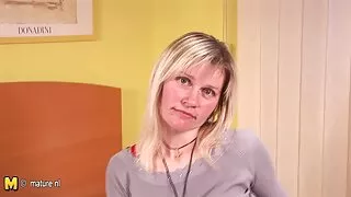 Một người đàn ông lau một giường với một mảnh giấy và đối tác của ông khoai tây sex xxx vietsub chiên nó trong miệng của một con đà điểu