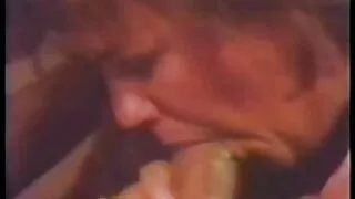 Một phụ nữ trong kính hút cocks phimsezvietsub qua một cái lỗ trên tường